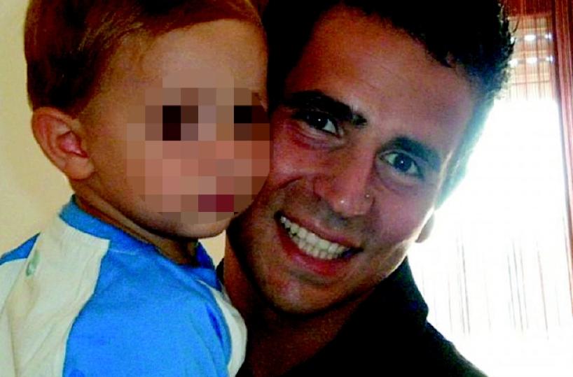 Uccise il figlio di due anni sgozzandolo col taglierino 30 anni al padre omicida