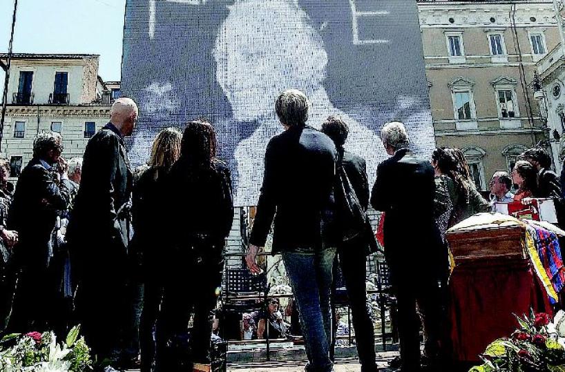 Morte Pannella, feretro a Teramoun migliaio persone ad attenderlo