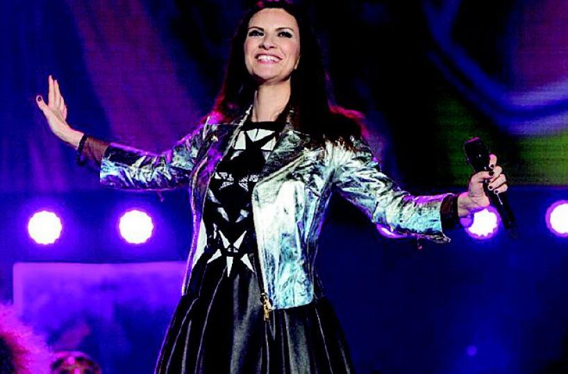Laura Pausini il 18 a Bari «Sogno un tuffo con Paolina  nello splendido mare di Puglia»