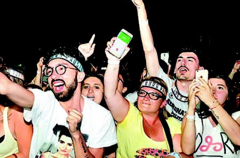 &laquo;adoro la vostra terra&raquo; Laura Pausini a Bari canta l'inno alla Puglia