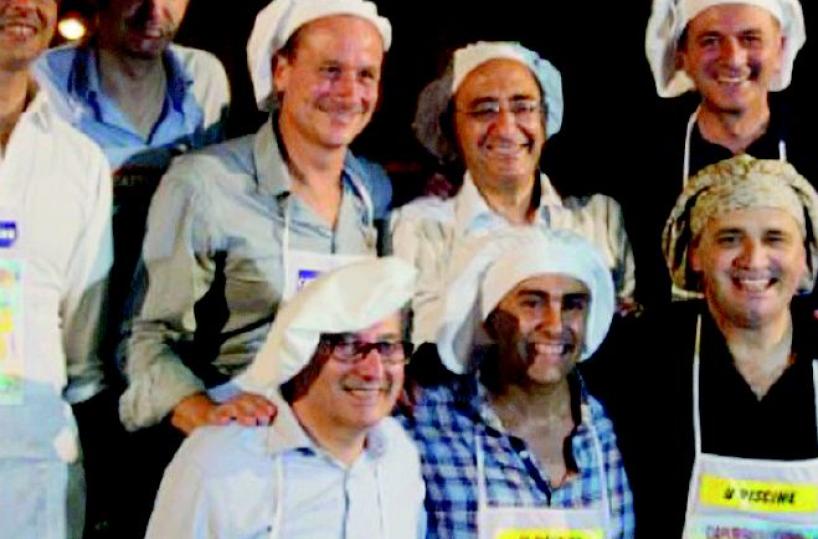 I sindaci tolgono le giacche e indossano i grembiuli