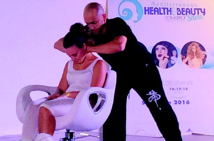Angelo Catanzaro durante una dimostrazione della tecnica Thai foot massage