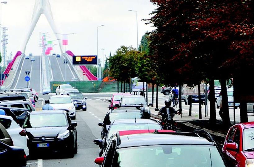 Traffico nella zona cimitero disagi per la nuova viabilità