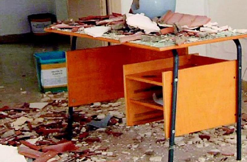 Lecce, crolla il solaio  in un'aula del Fermi