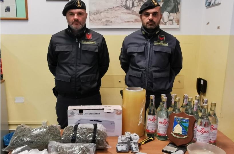 A San Nicandro un box adibito a bazar della droga: scatta un arresto