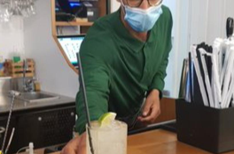 Bari, gli studenti del Tridente al bancone di un bar bistrot con Artemisia
