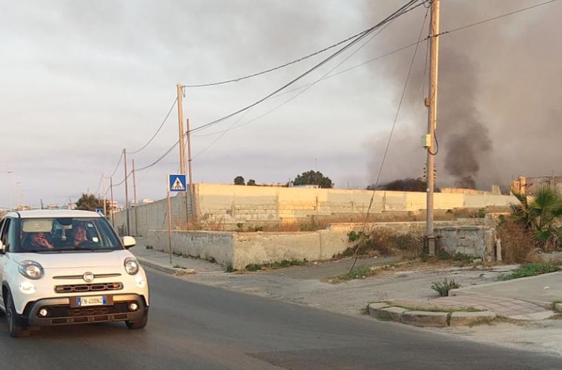 Incendio sul Lungomare di San Giorgio, a fuoco un casolare