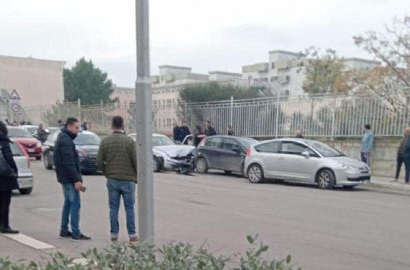 Canosa, auto forza posto di blocco e si dà alla fuga: 5 veicoli tamponati e tre persone investite, due sono gravi