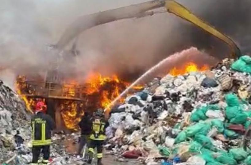 Incendio in ditta rifiuti a Modugno, il sindaco: «È quasi spento»