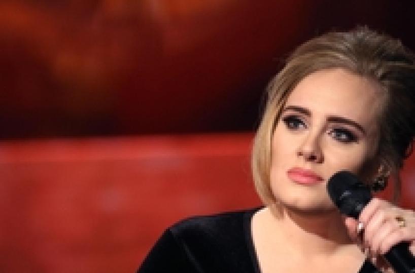 Adele, stop tour, lesione corde vocali