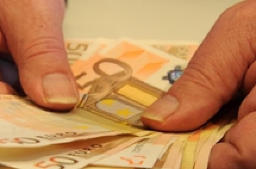 Italian model puts virginity up for sale  (2)