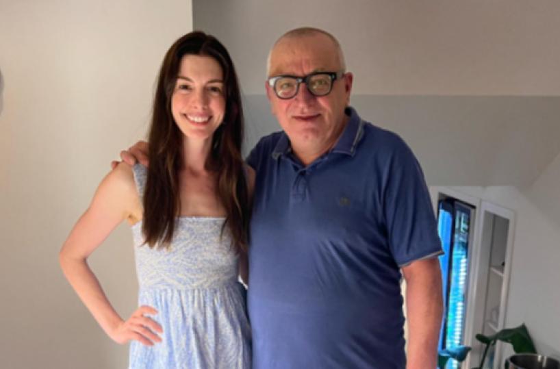 Anne Hathaway stregata da riso patate e cozze, la star in visita a Ostuni