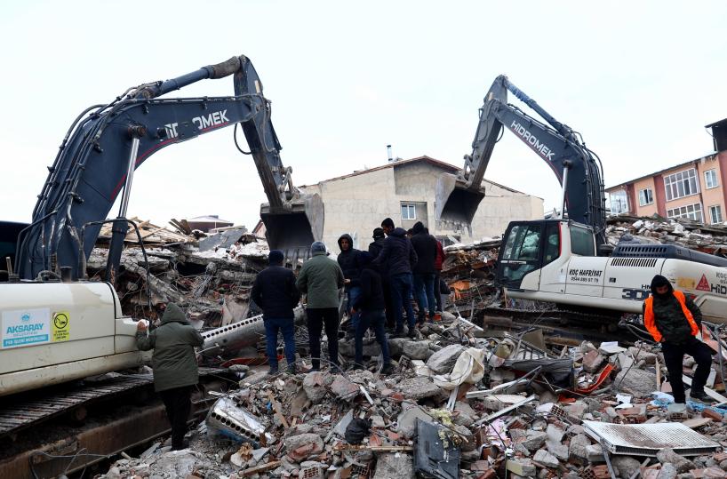 Terremoto in Turchia e Siria: finora quasi 16mila morti, un 12enne estratto vivo dopo 62 ore