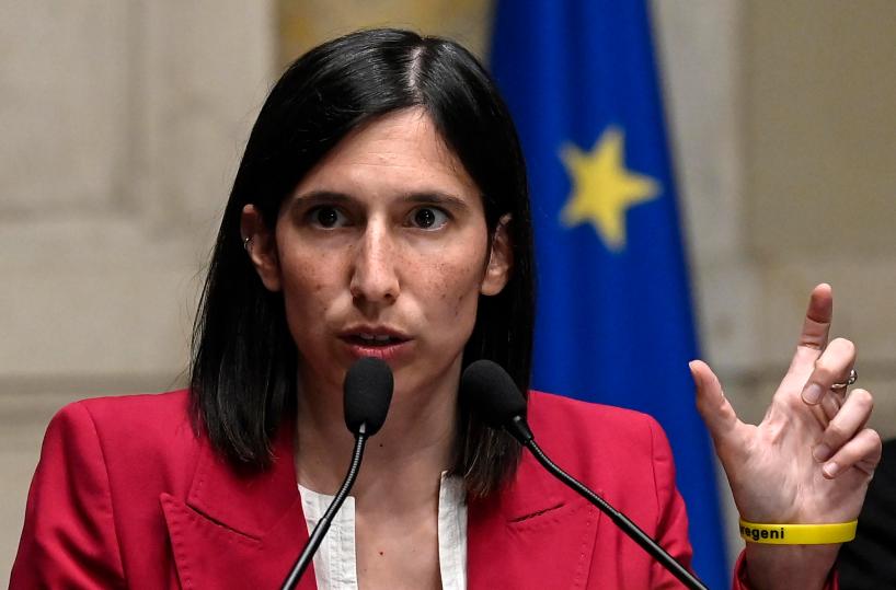 Schlein: «Europee dipendono da noi». Anche Emiliano in platea
