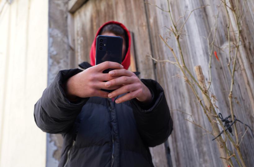 Save the Children, 1 bambino su 3 usa cellulare tutti i giorni