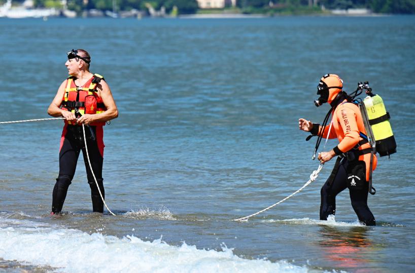 Salva figli caduti in acqua, uomo disperso nel lago di Como