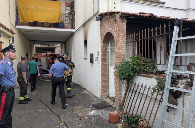 Esplosione per fuga di gas in casa, morti due anziani