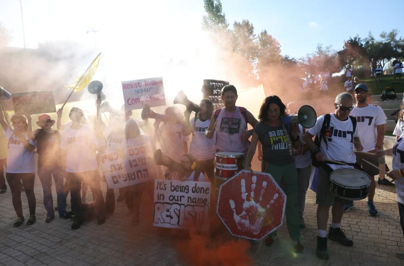 Manifestanti incendiano cassonetti intorno casa Netanyahu