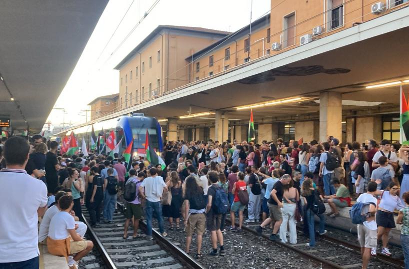 Centinaia di pro Pal bloccano treni in stazione a Pisa