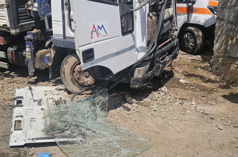 Camion investe operai mentre lavorano, un morto e due feriti