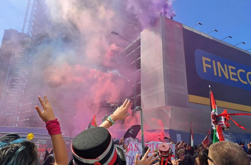 Corteo Leoncavallo, uova e petardi contro le forze dell'ordine