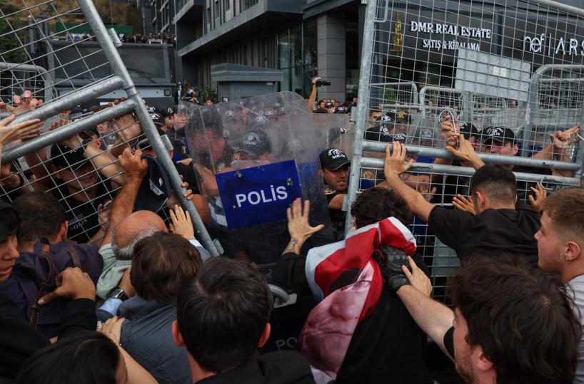 Manifestazione a Istanbul, polizia aziona cannoni e lacrimogeni