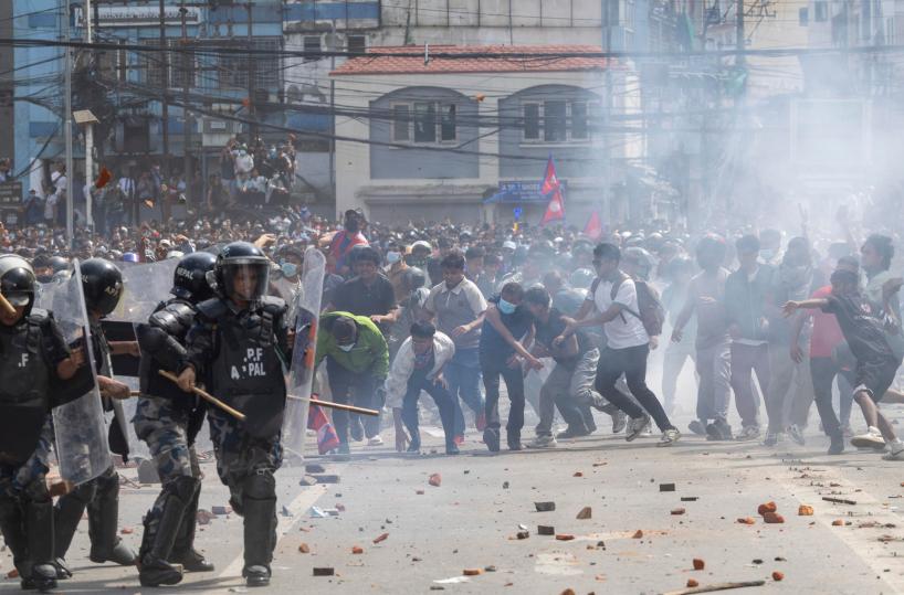 Almeno 10 morti in Nepal a proteste contro divieto social
