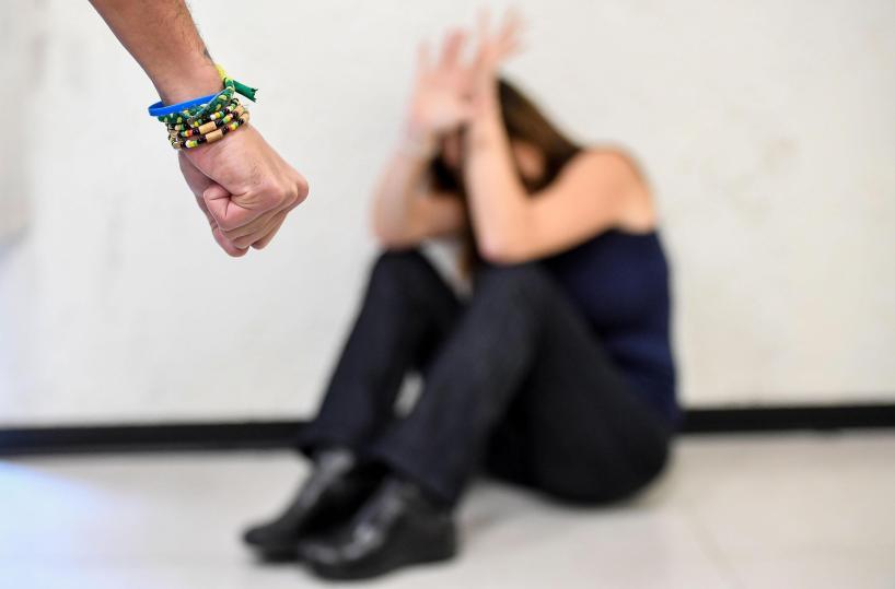 Abusi su una 17enne,arrestati due fratelli, uno minore