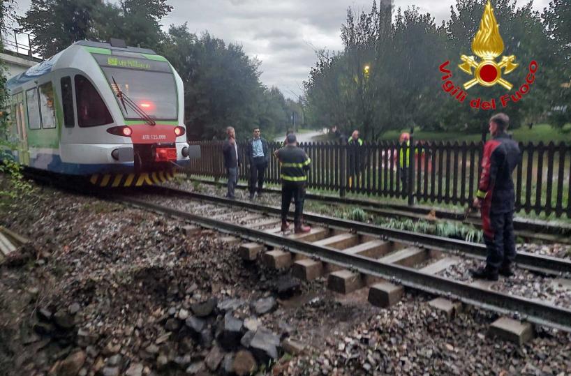 Maltempo in Lombardia,treno fermato a pochi metri voragine