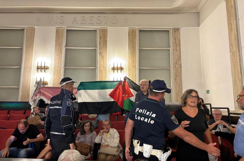 Protesta Pro Pal interrompe Consiglio comunale Milano