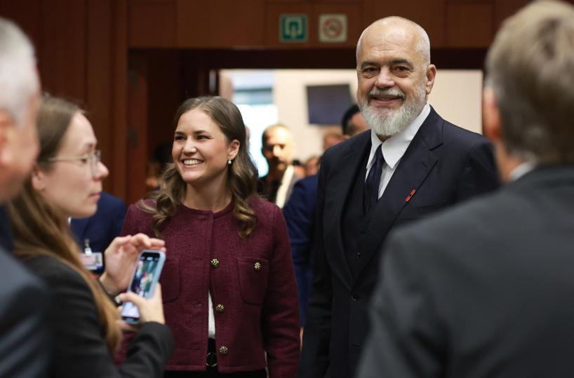 In Albania Rama ottiene la fiducia tra caos in aula