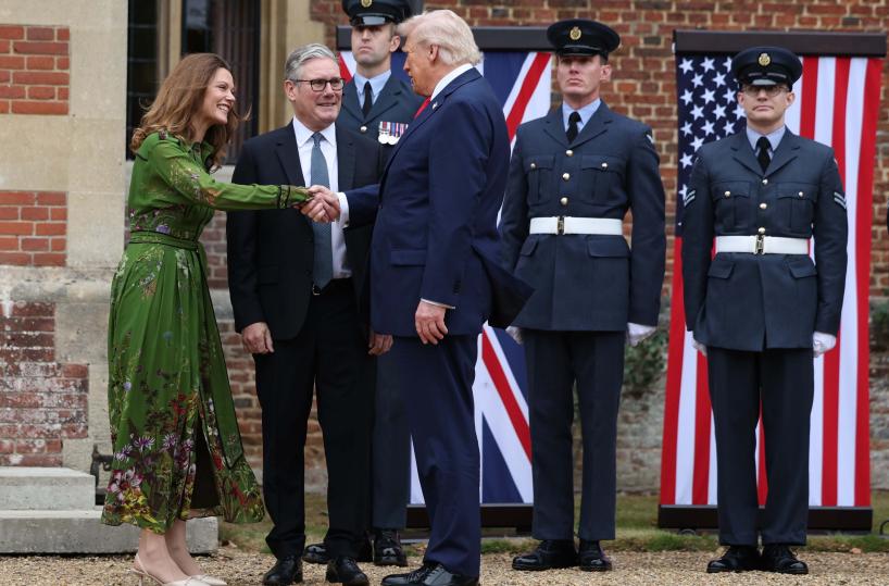 Starmer riceve Trump ai Chequers con stretta mano e cornamuse
