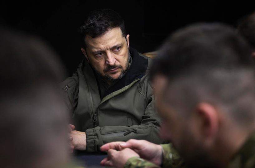 Zelensky visita le truppe sul fronte di Donetsk