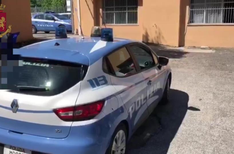 Abusi su due studentesse minorenni, prof sospeso a Formia