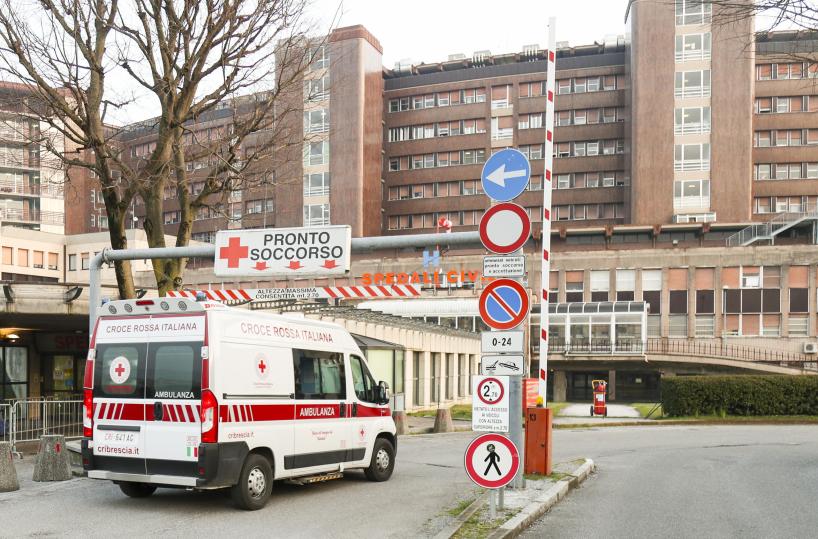 Cade dal tetto di un'auto in corsa per gioco, grave 23enne
