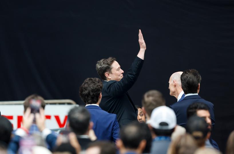 Colloquio fra Trump e Musk ai funerali di Kirk
