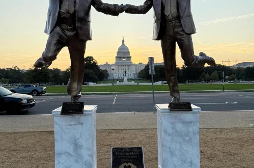 Rimossa anzitempo la statua di Trump e Epstein sul Mall