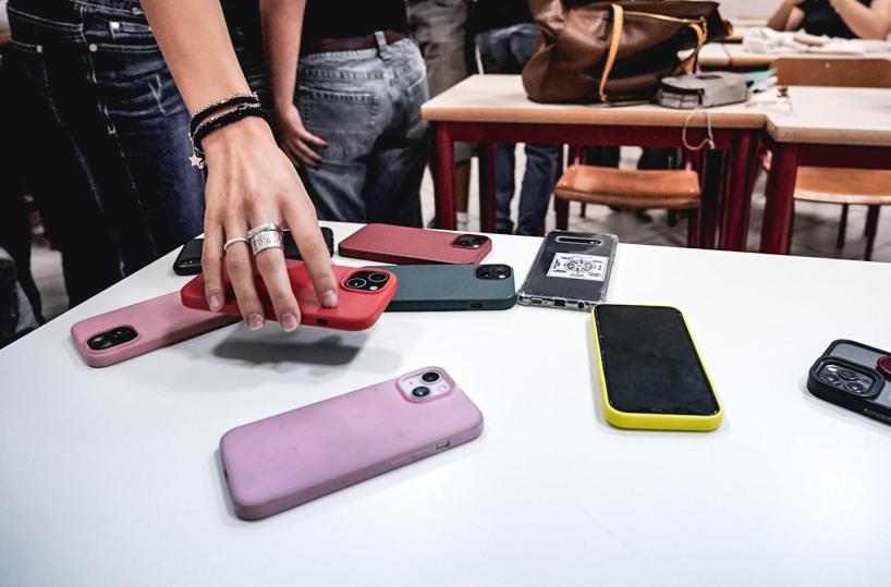 I video degli abusi nella chat di classe, a processo due minori