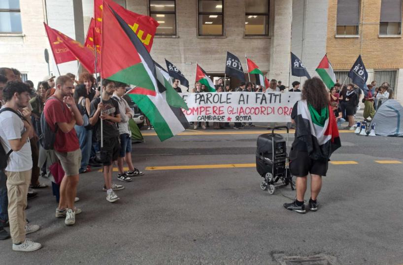 Corteo pro-Pal Sapienza,Petardi e vernice contro rettorato
