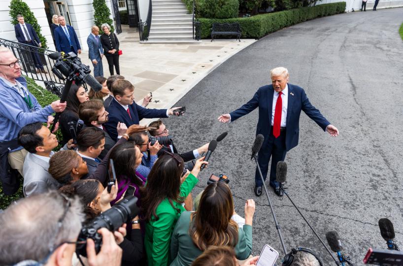 Trump firma dazi su mobili e legname, dal 10% al 25%