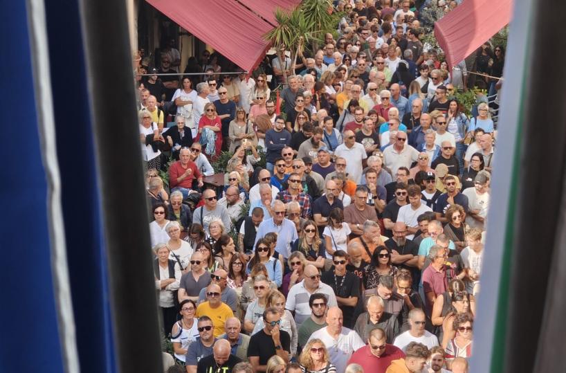 Oltre mille in piazza a Piombino sfilano con gli operai Magona