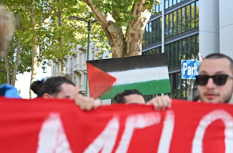 Devastate Officine Torino, domani Bezos e Von der Leyen