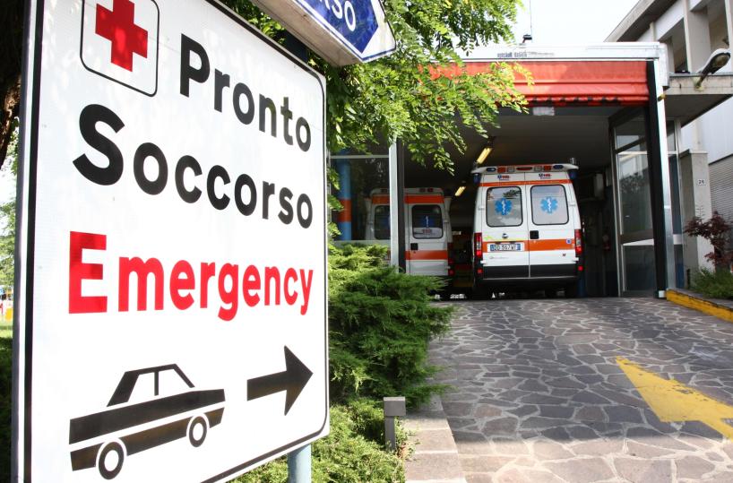 Ferita con 3 colpi pistola e lasciata fuori ospedale, morta