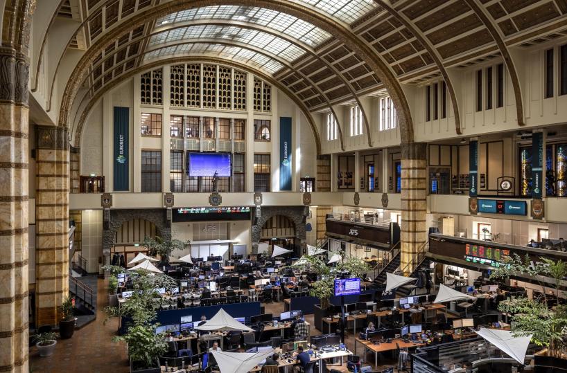 Borsa: Europa debole con Parigi, Milano gira in calo (-0,9%)