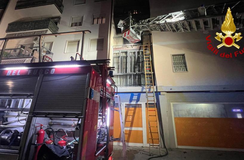 Incendio in condominio, tre morti nel Milanese