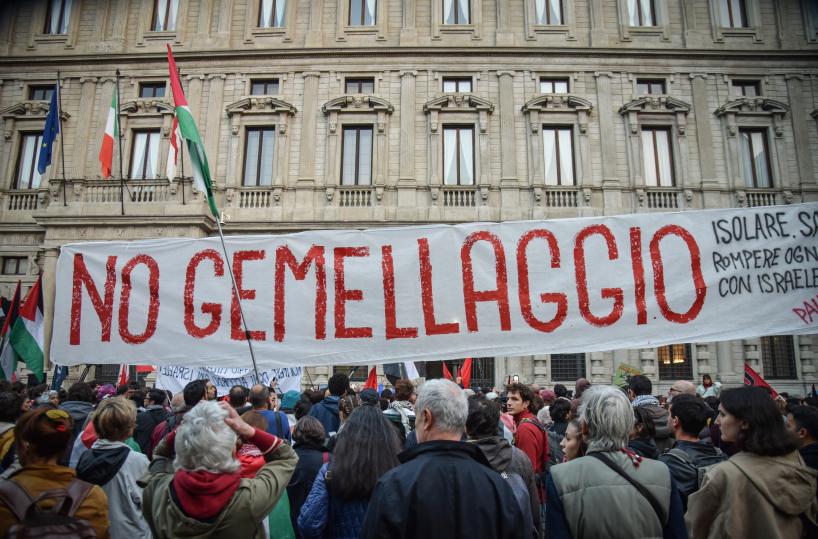 Niente stop a gemellaggio Tel Aviv-Milano, caos in aula e fuori