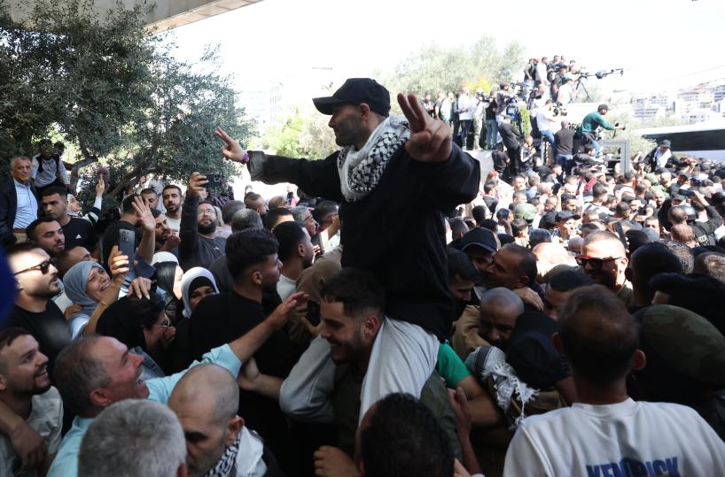 Media, bus con prigionieri palestinesi arrivati a Ramallah