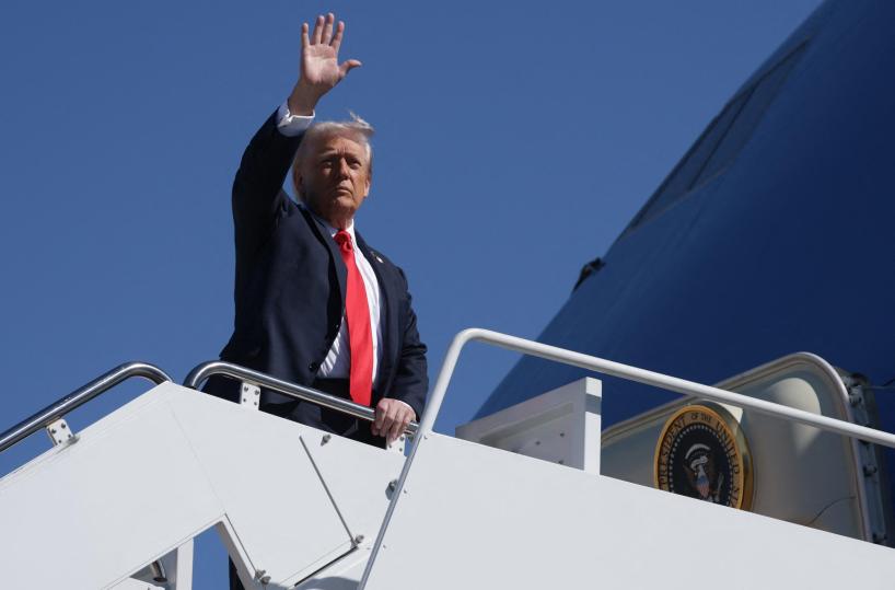 Trump segue il rilascio in streaming dall'Air Force One