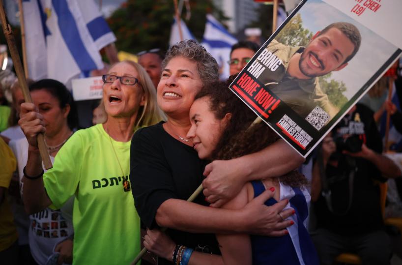 Applauso alla notizia della liberazione in piazza a Tel Aviv