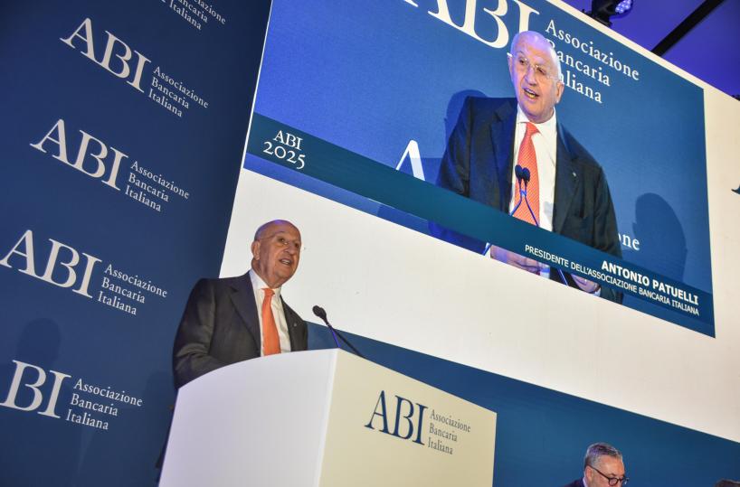 Verso contributo di 4,5 miliardi da banche e assicurazioni